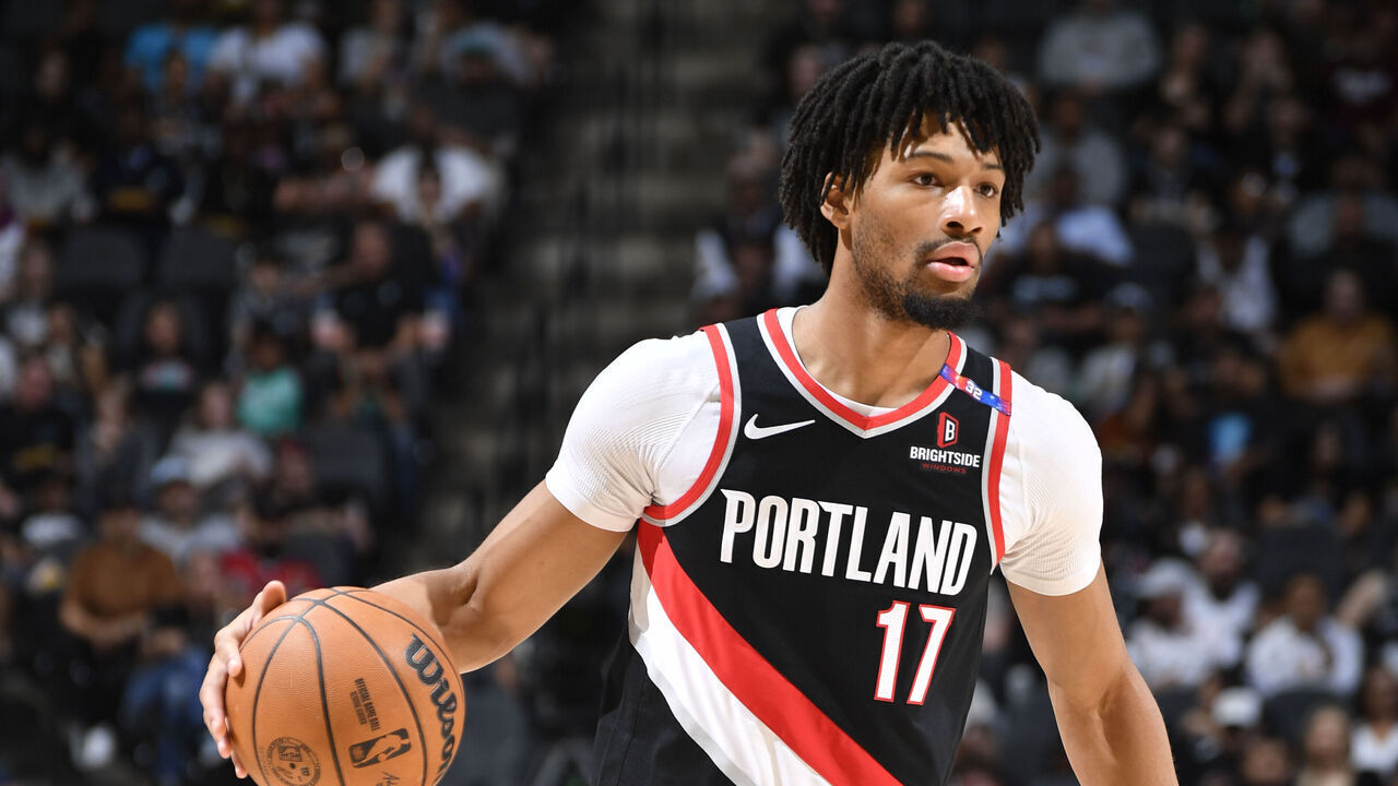 SAN ANTONIO, TX - NOVEMBER 7: Shaedon Sharpe #17 of the Portland Trail Blazers dribbles the ball during the game against the San Antonio Spurs on November 7, 2024 at the Frost Bank Center in San Antonio, Texas. Mandatory Copyright Notice: Copyright 2024 NBAE (Photos by Logan Riely/NBAE via Getty Images)