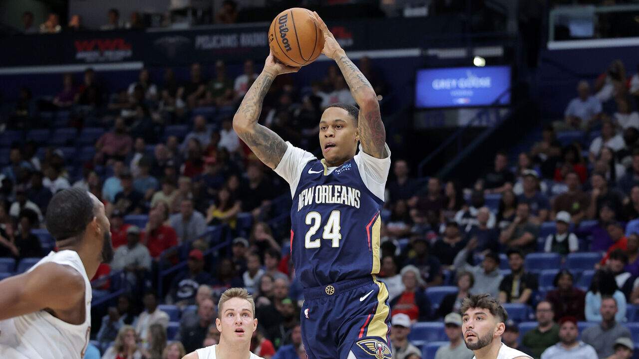 NEW ORLEANS, LOUISIANA - NOVEMBER 06: Jordan Hawkins #24 of the New Orleans Pelicans passes the ball during the first half against the Cleveland Cavaliers at the Smoothie King Center on November 06, 2024 in New Orleans, Louisiana.