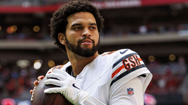 GLENDALE, ARIZONA - NOVEMBER 3: Quarterback Caleb Williams #18 of the Chicago Bears warms up prior to an NFL football game against the Arizona Cardinals, at State Farm Stadium on November 3, 2024 in Glendale, Arizona.