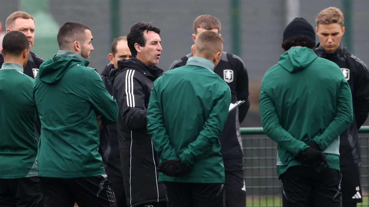 Aston Villa's Spanish head coach Unai Emery (C) takes a training session at Bodymoor Heath Training Ground near Birmingham, central England, on November 5, 2024 on the eve of their UEFA Champions League football match against Club Brugge.