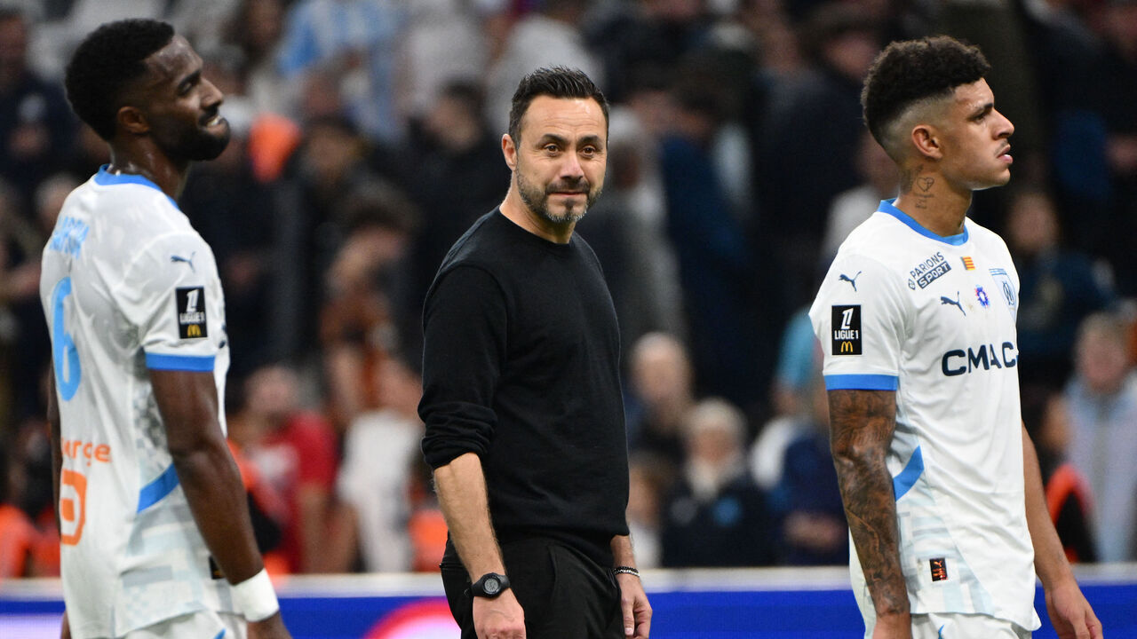 Marseille's Italian head coach Roberto De Zerbi (C) reacts at the end of the French L1 football match between Olympique de Marseille (OM) and AJ Auxerre at Stade Velodrome in Marseille, southern France on November 8, 2024.