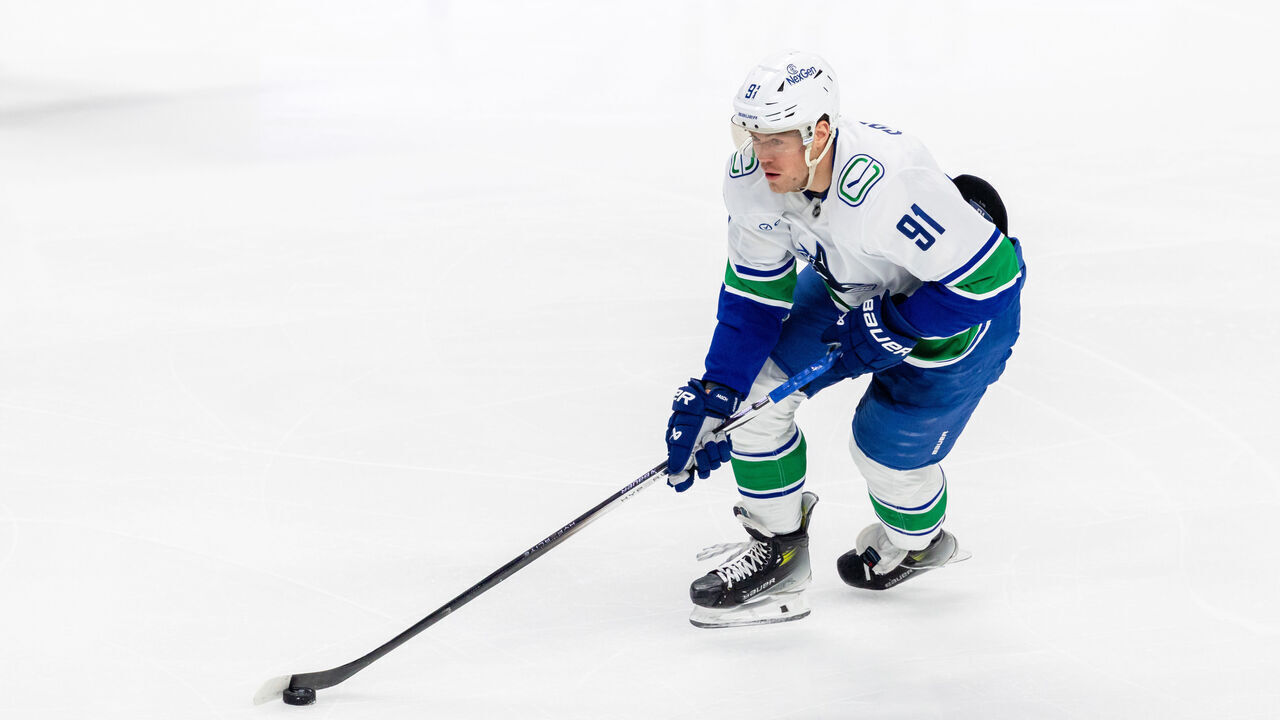 SAN JOSE, CA - NOVEMBER 02: Vancouver Canucks right wing Daniel Sprong (91) controls the puck during a NHL game between the Vancouver Canucks and the San Jose Sharks on November 2, 2024 at SAP Center at San Jose in San Jose, CA.