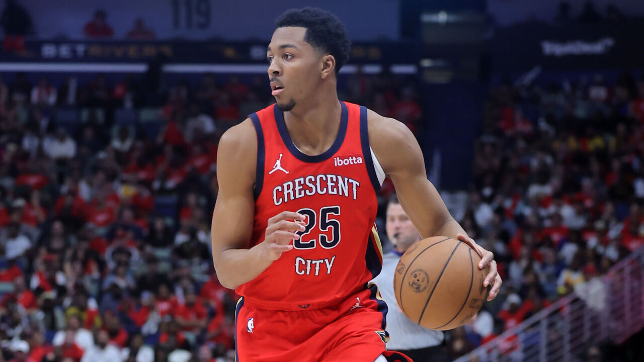 NEW ORLEANS, LOUISIANA - APRIL 16: Trey Murphy III #25 of the New Orleans Pelicans drives with the ball against the Los Angeles Lakers during a play-in tournament game at the Smoothie King Center on April 16, 2024 in New Orleans, Louisiana.