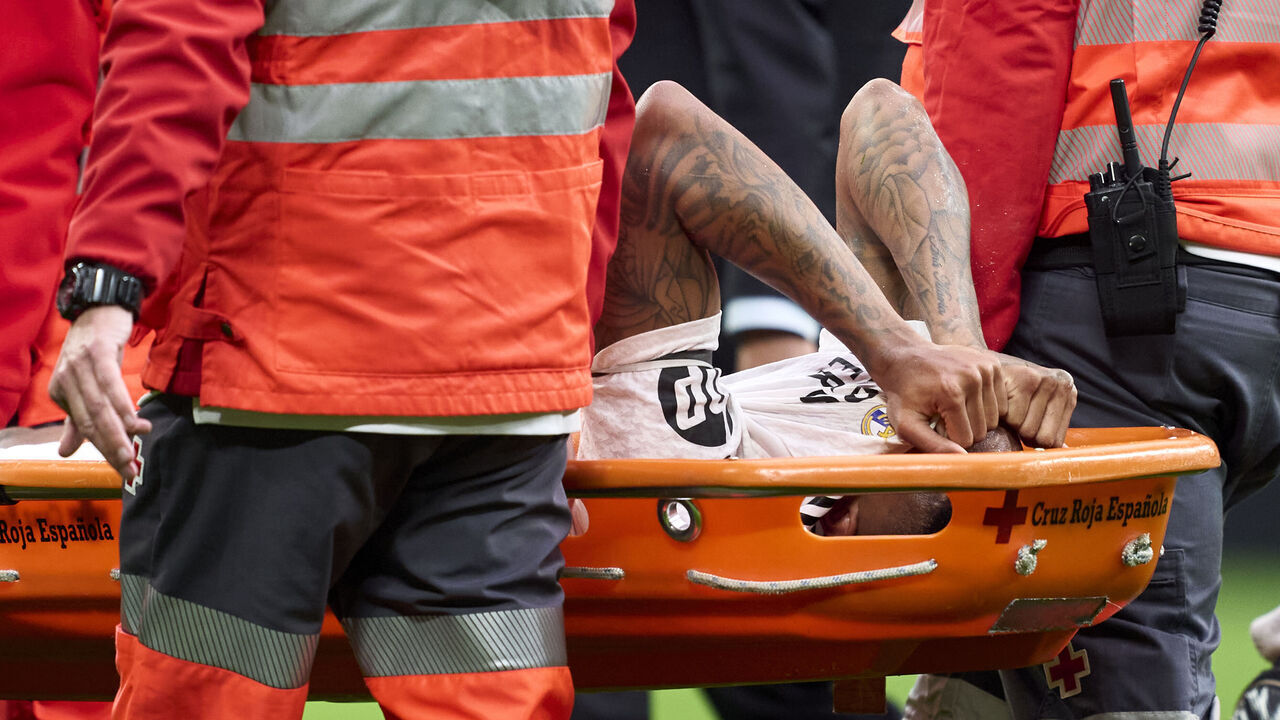 MADRID, SPAIN - NOVEMBER 09: Eder Militao of Real Madrid leaves the pitch injured during the LaLiga EA Sports match between Real Madrid CF and CA Osasuna at Estadio Santiago Bernabeu on November 09, 2024 in Madrid, Spain.