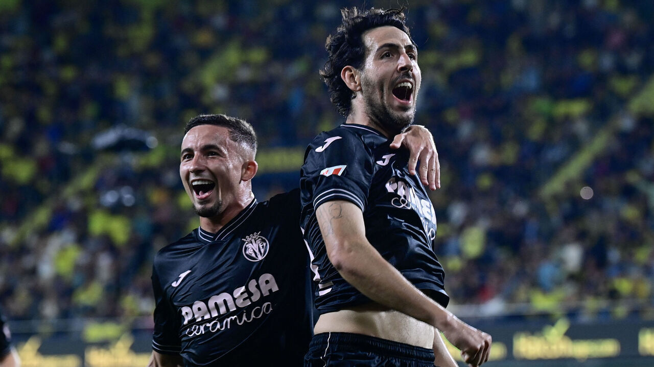 Villarreal's Spanish midfielder #10 Daniel Parejo (R) celebrates with teammate Villarreal's Spanish forward #21 Yeremi Pino after scoring their second goal during the Spanish league football match between Villarreal CF and Deportivo Alaves at La Ceramica stadium in Vila-real on November 9, 2024.