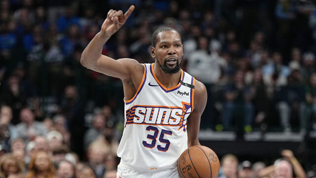 DALLAS, TX - NOVEMBER 8: Kevin Durant #35 of the Phoenix Suns looks to pass the ball during the game against the Dallas Mavericks on November 6, 2024 at the American Airlines Center in Dallas, Texas. Mandatory Copyright Notice: Copyright 2024 NBAE