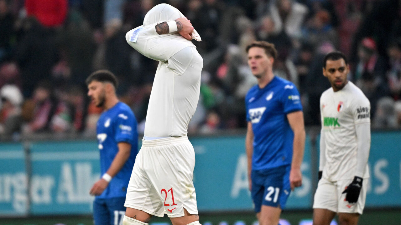 10 November 2024, Bavaria, Augsburg: Soccer: Bundesliga, FC Augsburg - TSG 1899 Hoffenheim, Matchday 10, WWK-Arena. Augsburg's Phillip Tietz pulls up his jersey. Photo: Jan-Philipp Strobel/dpa - IMPORTANT NOTE: In accordance with the regulations of the DFL German Football League and the DFB German Football Association, it is prohibited to utilize or have utilized photographs taken in the stadium and/or of the match in the form of sequential images and/or video-like photo series.