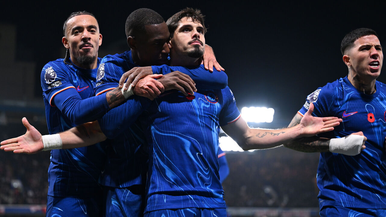 LONDON, ENGLAND - NOVEMBER 10: Pedro Neto of Chelsea celebrates scoring his team's first goal with teammates during the Premier League match between Chelsea FC and Arsenal FC at Stamford Bridge on November 10, 2024 in London, England.