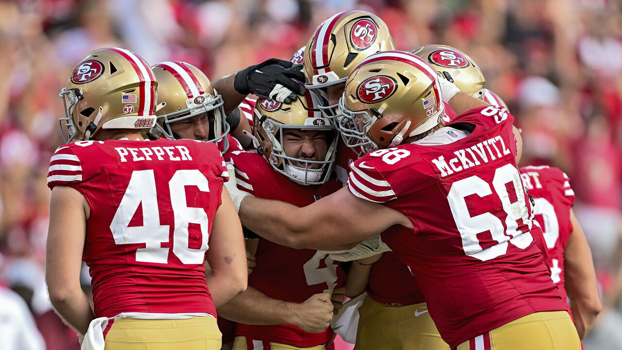 TAMPA, FLORIDA - NOVEMBER 10: Jake Moody #4 of the San Francisco 49ers celebrates with teammates after scoring the game winning field goal during the fourth quarter against the Tampa Bay Buccaneers at Raymond James Stadium on November 10, 2024 in Tampa, Florida.