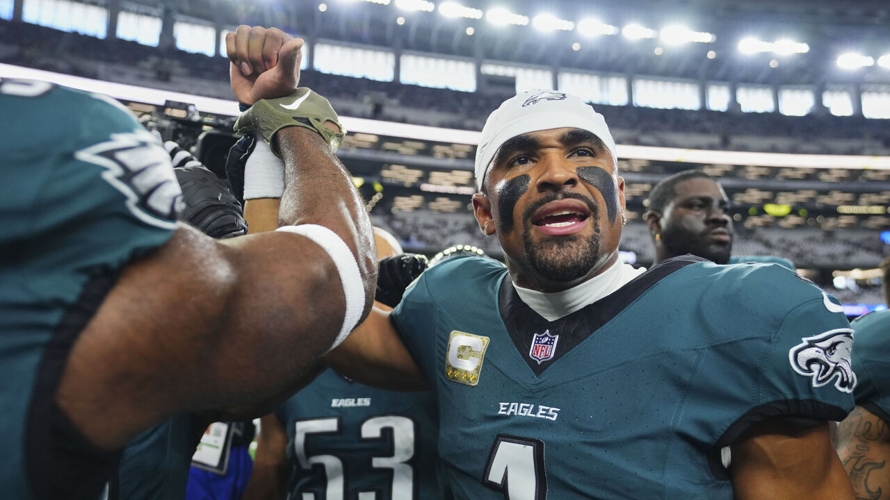 ARLINGTON, TX - NOVEMBER 10: Jalen Hurts #1 of the Philadelphia Eagles speaks to his teammates before kickoff against the Dallas Cowboys prior to an NFL football game at AT&T Stadium on November 10, 2024 in Arlington, Texas.