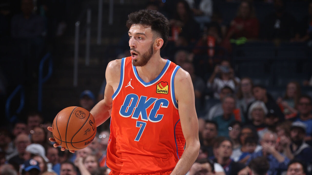 OKLAHOMA CITY, OK - NOVEMBER 10: Chet Holmgren #7 of the Oklahoma City Thunder dribbles the ball during the game against the Golden State Warriors on November 10, 2024 at Paycom Center in Oklahoma City, Oklahoma. Mandatory Copyright Notice: Copyright 2024 NBAE