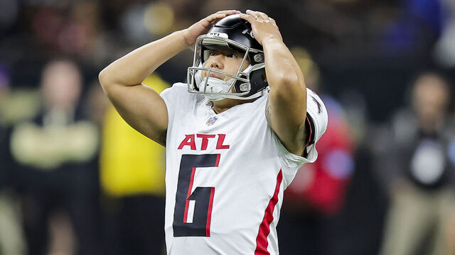 NEW ORLEANS, LOUISIANA - NOVEMBER 10: Younghoe Koo #6 of the Atlanta Falcons reacts to missing a field goal during the fourth quarter against the New Orleans Saints at Caesars Superdome on November 10, 2024 in New Orleans, Louisiana.
