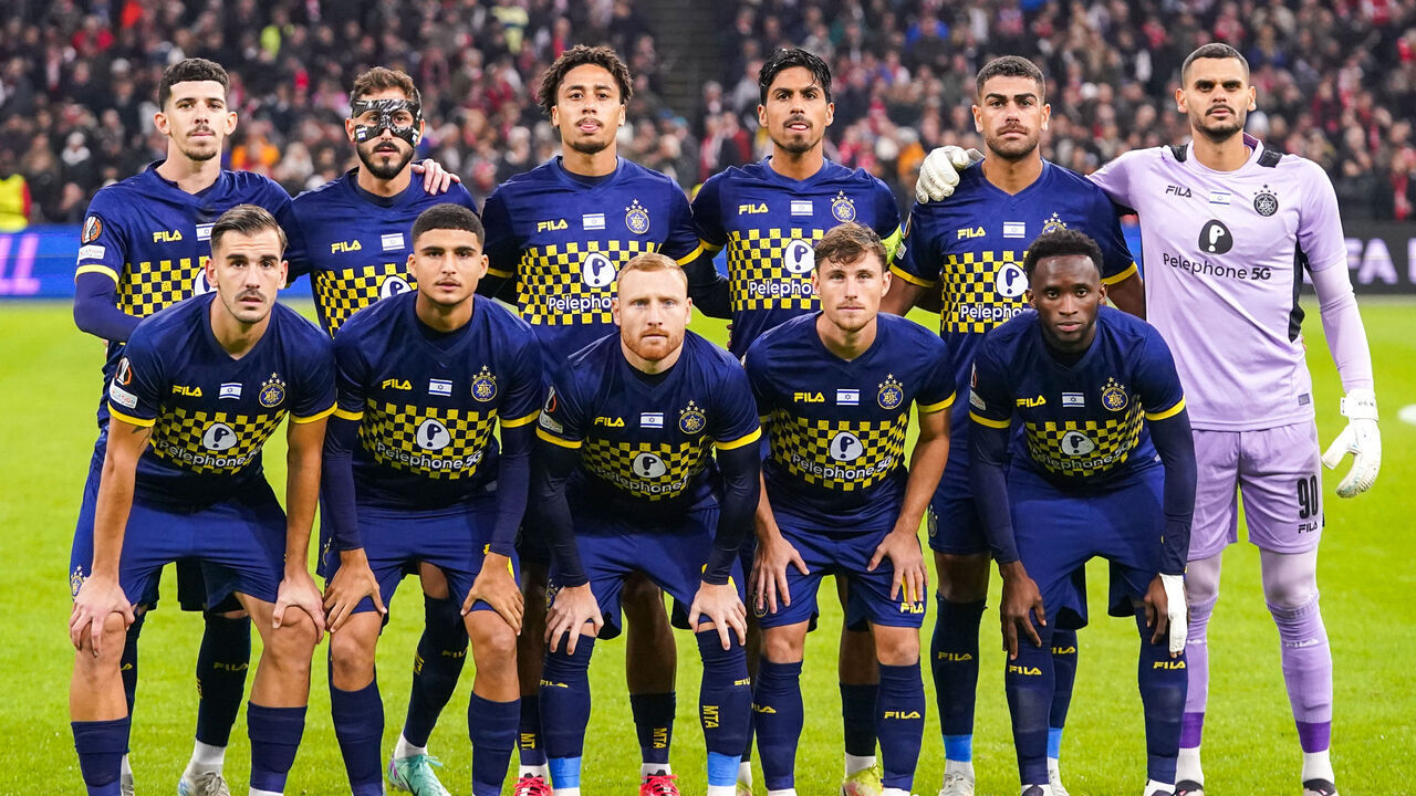 AMSTERDAM, NETHERLANDS - NOVEMBER 7: Team photo of Maccabi Tel Aviv, Ido Shahar of Maccabi Tel Aviv, Dor Peretz of Maccabi Tel Aviv, Tyrese Asante of Maccabi Tel Aviv, Dor Turgeman of Maccabi Tel Aviv, Issouf Sissokho of Maccabi Tel Aviv, Nemanja Stojic of Maccabi Tel Aviv, Raz Shlomo of Maccabi Tel Aviv, Elad Madmon of Maccabi Tel Aviv, Gavriel Kanichowsky of Maccabi Tel Aviv, Sagiv Jehezkel of Maccabi Tel Aviv, Goalkeeper Roi Mishpati of Maccabi Tel Aviv during the UEFA Europa League 2024/25 League Phase MD4 match between AFC Ajax and Maccabi Tel Aviv at Johan Cruijff ArenA on November 7, 2024 in Amsterdam, Netherlands.