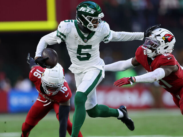 GLENDALE, ARIZONA - NOVEMBER 10: Garrett Wilson #5 of the New York Jets runs with the ball while being chased by Garrett Williams #21 of the Arizona Cardinals in the third quarter at State Farm Stadium on November 10, 2024 in Glendale, Arizona.