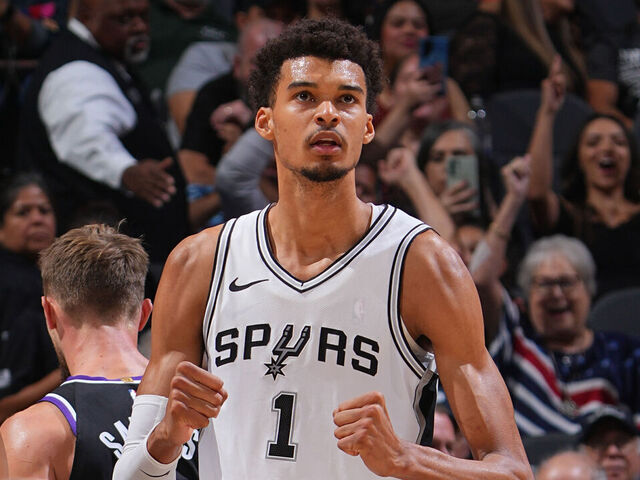 Wemby's monster double-double leads Spurs past Kings | theScore.com