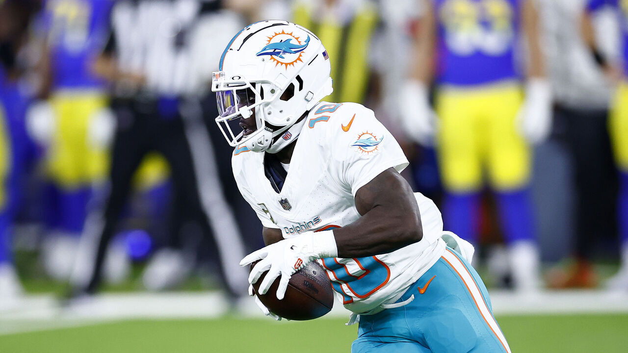 INGLEWOOD, CALIFORNIA - NOVEMBER 11: Tyreek Hill #10 of the Miami Dolphins runs the ball against the Los Angeles Rams during the second quarter in the game at SoFi Stadium on November 11, 2024 in Inglewood, California.