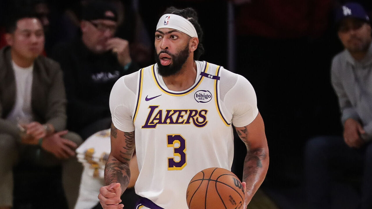 LOS ANGELES, CA - NOVEMBER 10:Los Angeles Lakers forward Anthony Davis (3) looks to pass during the Los Angeles Lakers game versus the Toronto Raptors on November 10, 2024, at Crypto.com Arena in Los Angeles, CA.
