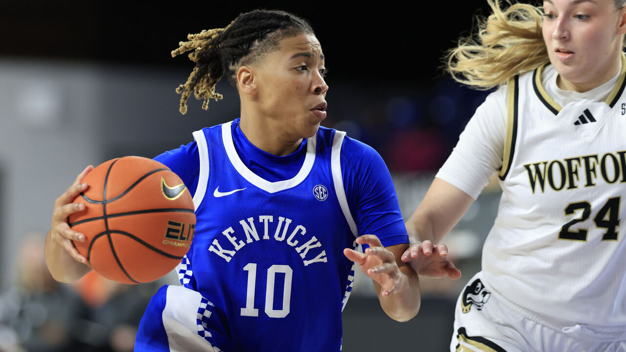 LEXINGTON, KENTUCKY - NOVEMBER 12: Dazia Lawrence #10 of the Kentucky Wildcats drives to the basket against Sara Deidda #24 of the Wofford Terriers during the second half at Rupp Arena on November 12, 2024 in Lexington, Kentucky.
