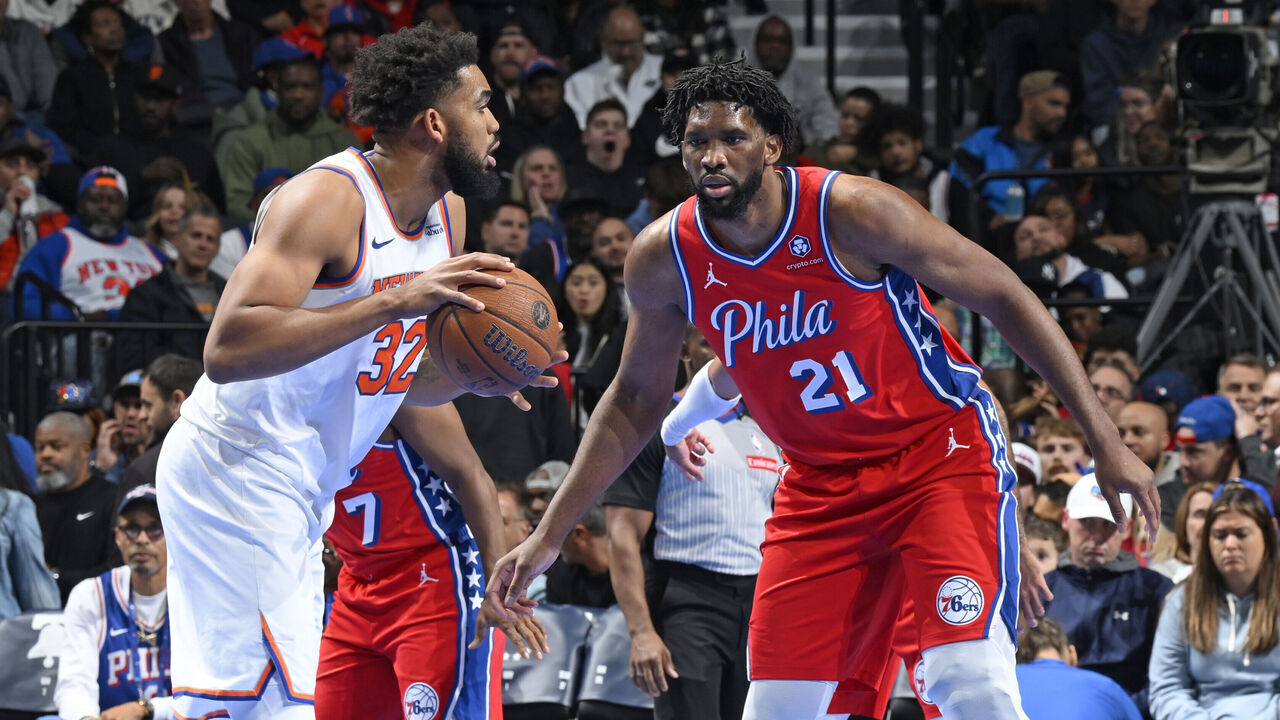 PHILADELPHIA, PA - NOVEMBER 12: Karl-Anthony Towns #32 of the New York Knicks looks to pass the ball during the game against the Philadelphia 76ers during the Emirates NBA Cup game on November 12, 2024 at the Wells Fargo Center in Philadelphia, Pennsylvania NOTE TO USER: User expressly acknowledges and agrees that, by downloading and/or using this Photograph, user is consenting to the terms and conditions of the Getty Images License Agreement. Mandatory Copyright Notice: Copyright 2024 NBAE