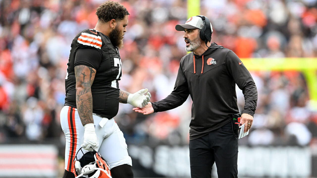 CLEVELAND, OHIO - SEPTEMBER 24: Head coach Kevin Stefanski of the Cleveland Browns celebrates with Jedrick Wills Jr. #71 during the second half against the Tennessee Titans at Cleveland Browns Stadium on September 24, 2023 in Cleveland, Ohio.