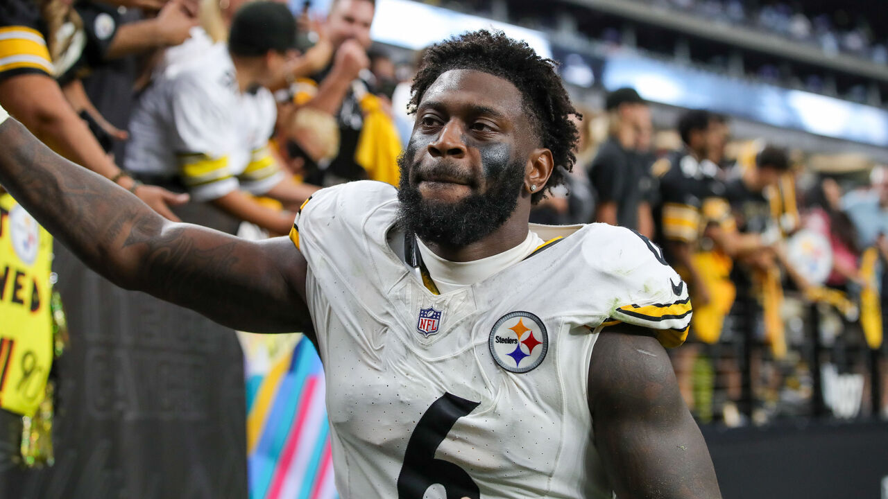 LAS VEGAS, NV - OCTOBER 13: Pittsburgh Steelers linebacker Patrick Queen (6) walks off the field after a NFL game between the Pittsburgh Steelers a d the Las Vegas Raiders on October 13, 2024, at Allegiant Stadium in Las Vegas, NV.