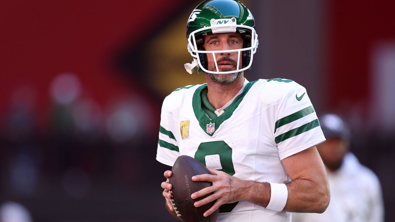GLENDALE, ARIZONA - NOVEMBER 10: Quarterback Aaron Rodgers #8 of the New York Jets warms up before the game against the Arizona Cardinals at State Farm Stadium on November 10, 2024 in Glendale, Arizona. The Cardinals defeated the Jets 31-6.