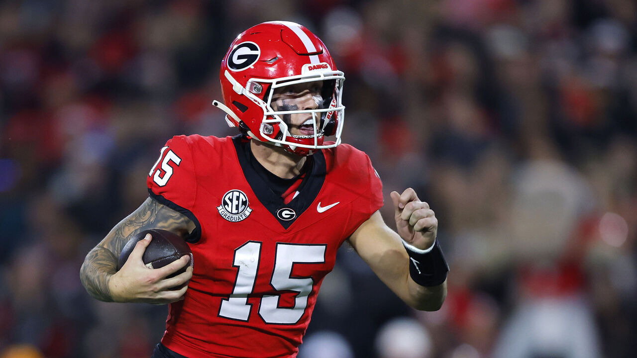 ATHENS, GEORGIA - NOVEMBER 16: Carson Beck #15 of the Georgia Bulldogs runs the ball for a touchdown during the third quarter against the Tennessee Volunteers at Sanford Stadium on November 16, 2024 in Athens, Georgia.