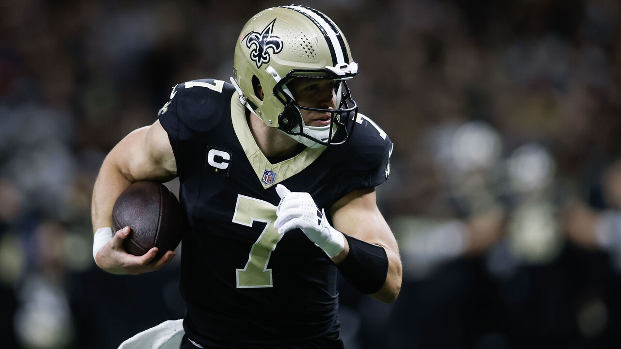 NEW ORLEANS, LOUISIANA - NOVEMBER 17: Taysom Hill #7 of the New Orleans Saints rushes for a touchdown during the first quarter against the Cleveland Browns at Caesars Superdome on November 17, 2024 in New Orleans, Louisiana.