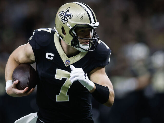 NEW ORLEANS, LOUISIANA - NOVEMBER 17: Taysom Hill #7 of the New Orleans Saints rushes for a touchdown during the first quarter against the Cleveland Browns at Caesars Superdome on November 17, 2024 in New Orleans, Louisiana.