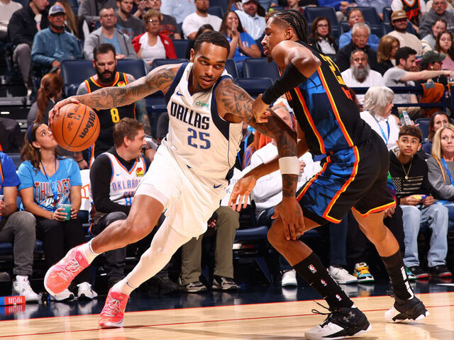 OKLAHOMA CITY, OK - NOVEMBER 17: P.J Washington #25 of the Dallas Mavericks drives to the basket during the game against the Oklahoma City Thunder on November 17, 2024 at Paycom Center in Oklahoma City, Oklahoma. Mandatory Copyright Notice: Copyright 2024 NBAE