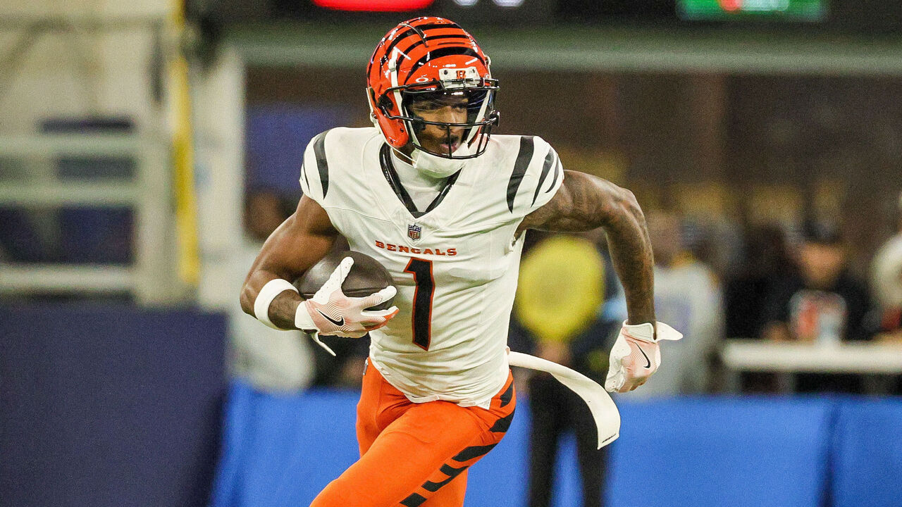 INGLEWOOD, CA - NOVEMBER 17: Cincinnati Bengals wide receiver Ja'Marr Chase (1) after the catch during the Cincinnati Bengals vs Los Angeles Chargers game on November 17, 2024, at SoFi Stadium in Inglewood, CA.