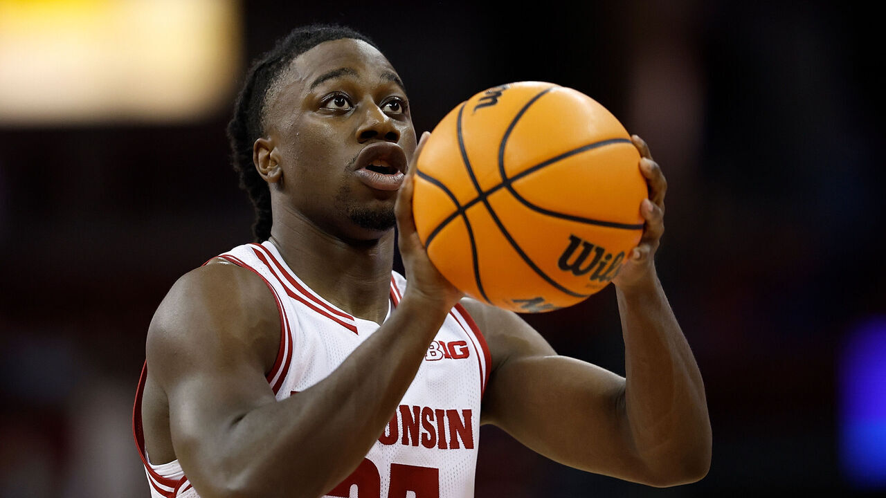 MADISON, WISCONSIN - NOVEMBER 18: John Blackwell #25 of the Wisconsin Badgers shoots a free throws with 2 seconds left in the game against the UT Rio Grande Valley Vaqueros at Kohl Center on November 18, 2024 in Madison, Wisconsin.