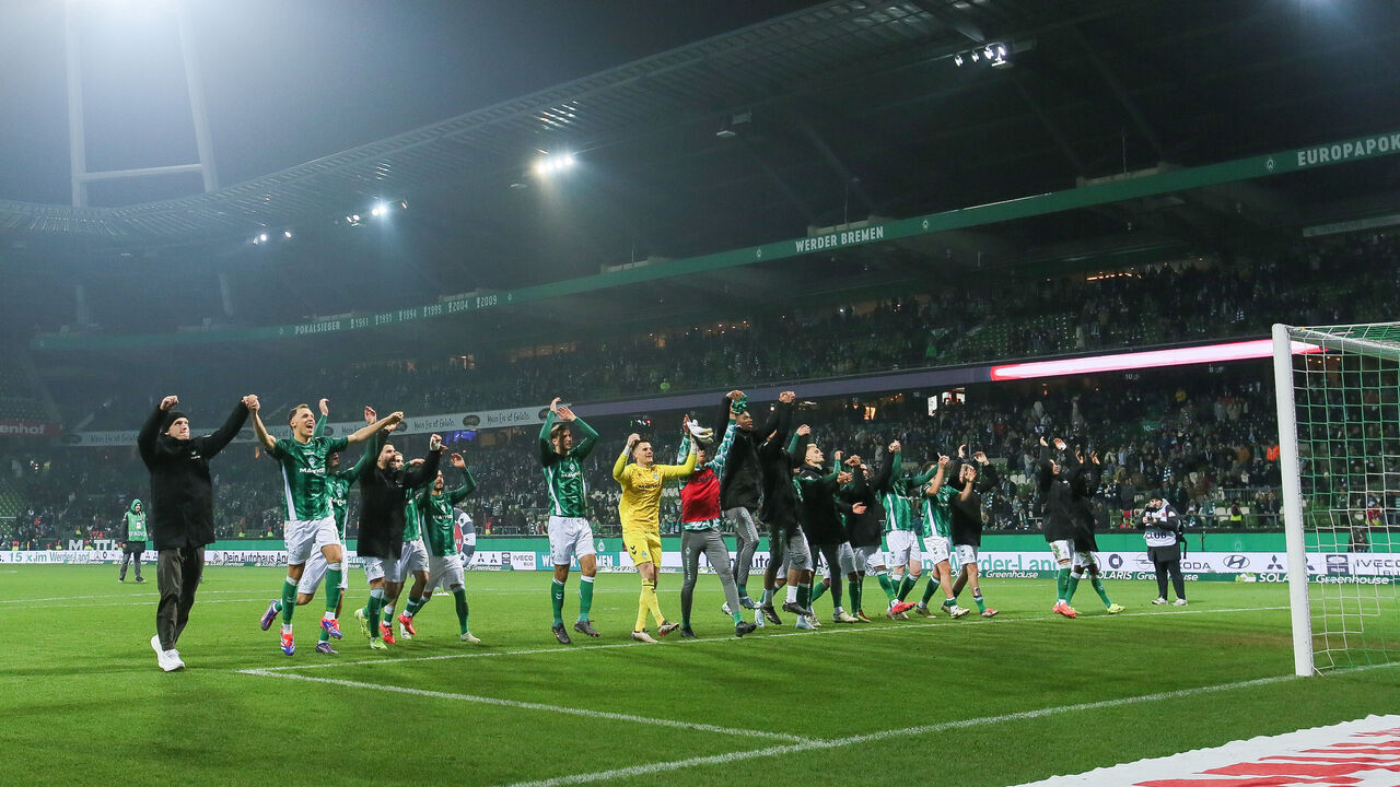 BREMEN, GERMANY - NOVEMBER 09: the team of Bremen celebrate their win with the fans after the Bundesliga match between SV Werder Bremen and Holstein Kiel at Weserstadion on November 09, 2024 in Bremen, Germany.