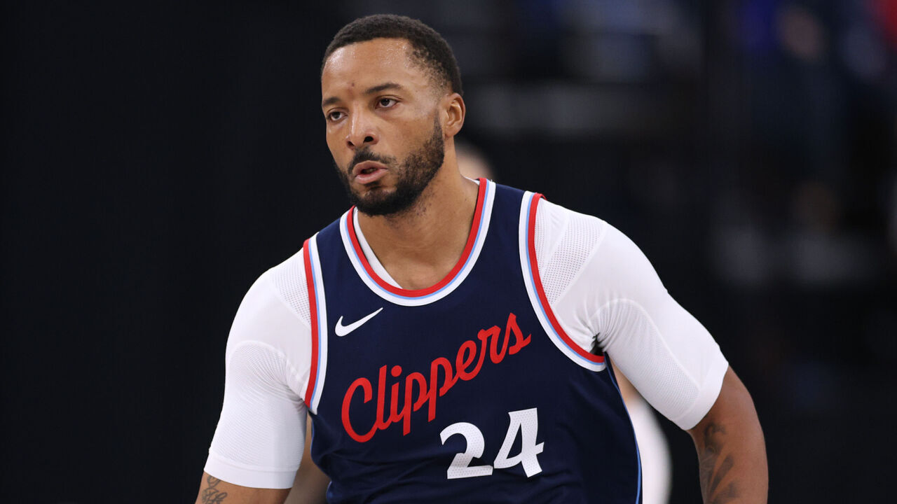 INGLEWOOD, CALIFORNIA - NOVEMBER 18: Norman Powell #24 of the LA Clippers celebrates his three pointer during a 102-99 Clippers win over the Golden State Warriors at Intuit Dome on November 18, 2024 in Inglewood, California.