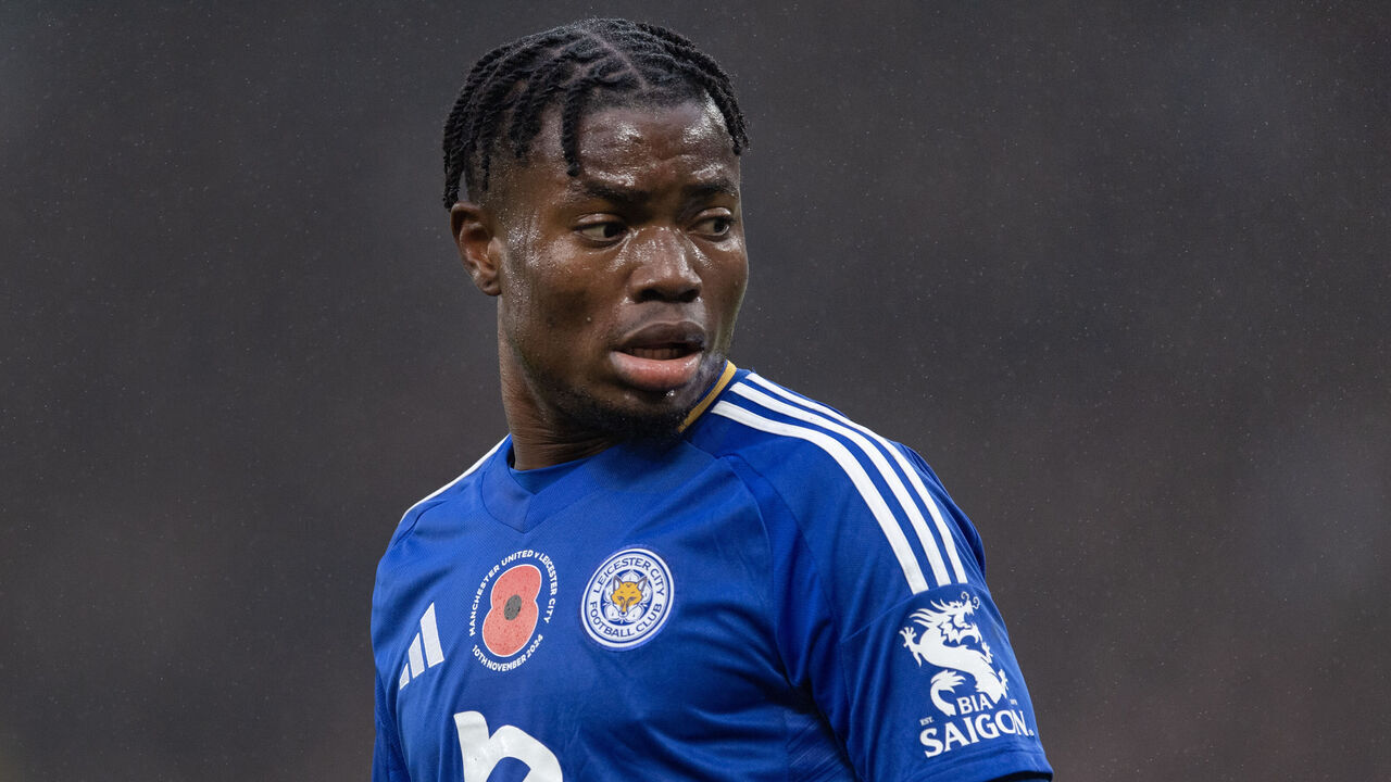 MANCHESTER, ENGLAND - NOVEMBER 10: Abdul Fatawu of Leicester City during the Premier League match between Manchester United FC and Leicester City FC at Old Trafford on November 10, 2024 in Manchester, England.