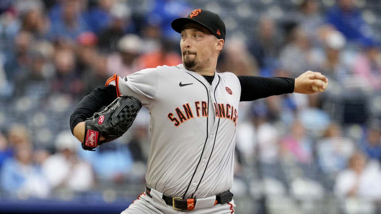 KANSAS CITY, MISSOURI - SEPTEMBER 22: Blake Snell #7 of the San Francisco Giants pitches in the first inning against the Kansas City Royals at Kauffman Stadium on September 22, 2024 in Kansas City, Missouri.