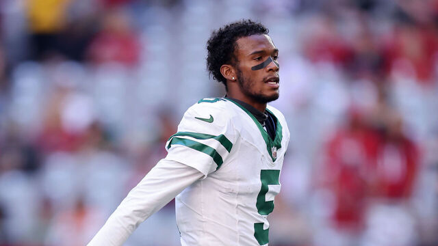 GLENDALE, ARIZONA - NOVEMBER 10: Garrett Wilson #5 of the New York Jets walks across the field before the game against the Arizona Cardinals at State Farm Stadium on November 10, 2024 in Glendale, Arizona.