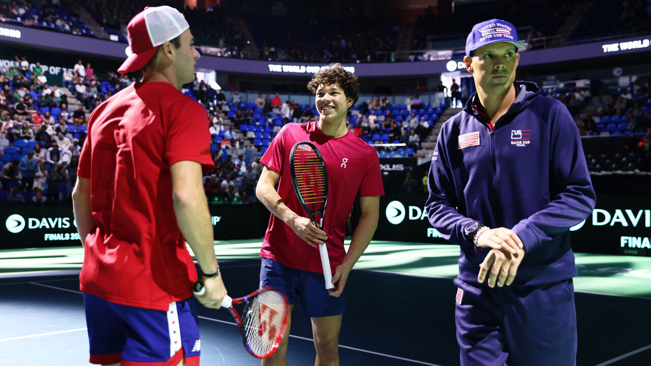 MALAGA, SPAIN - NOVEMBER 21: Ben Shelton of Team USA prepares on court with Tommy Paul and Bob Bryan during the Davis Cup Quarter Final match betwen USA and Australia at Palacio de Deportes Jose Maria Martin Carpena on November 21, 2024 in Malaga, Spain.