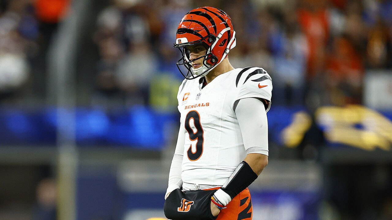 INGLEWOOD, CALIFORNIA - NOVEMBER 17: Joe Burrow #9 of the Cincinnati Bengals at SoFi Stadium on November 17, 2024 in Inglewood, California.