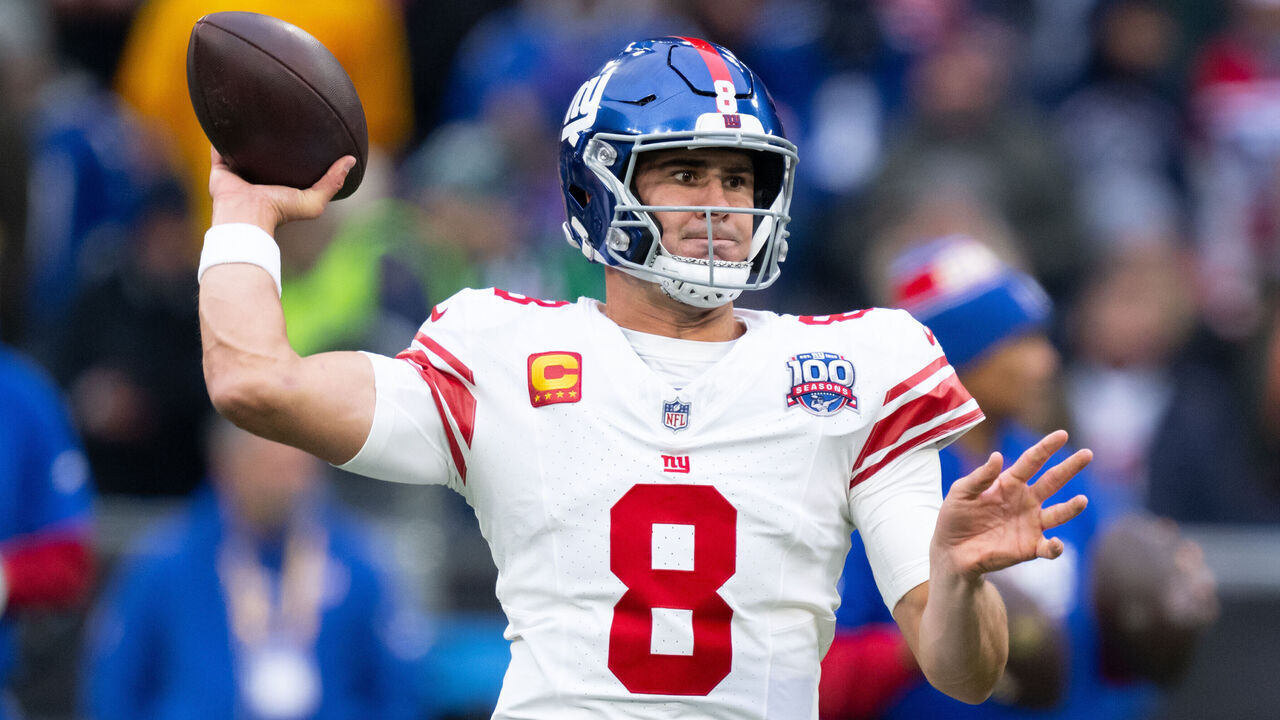 10 November 2024, Bavaria, Munich: American Football, NFL, Carolina Panthers - New York Giants, Matchday 10, Main Round at the Allianz Arena: Quarterback Daniel Jones of the New York Giants in action. Photo: Sven Hoppe/dpa