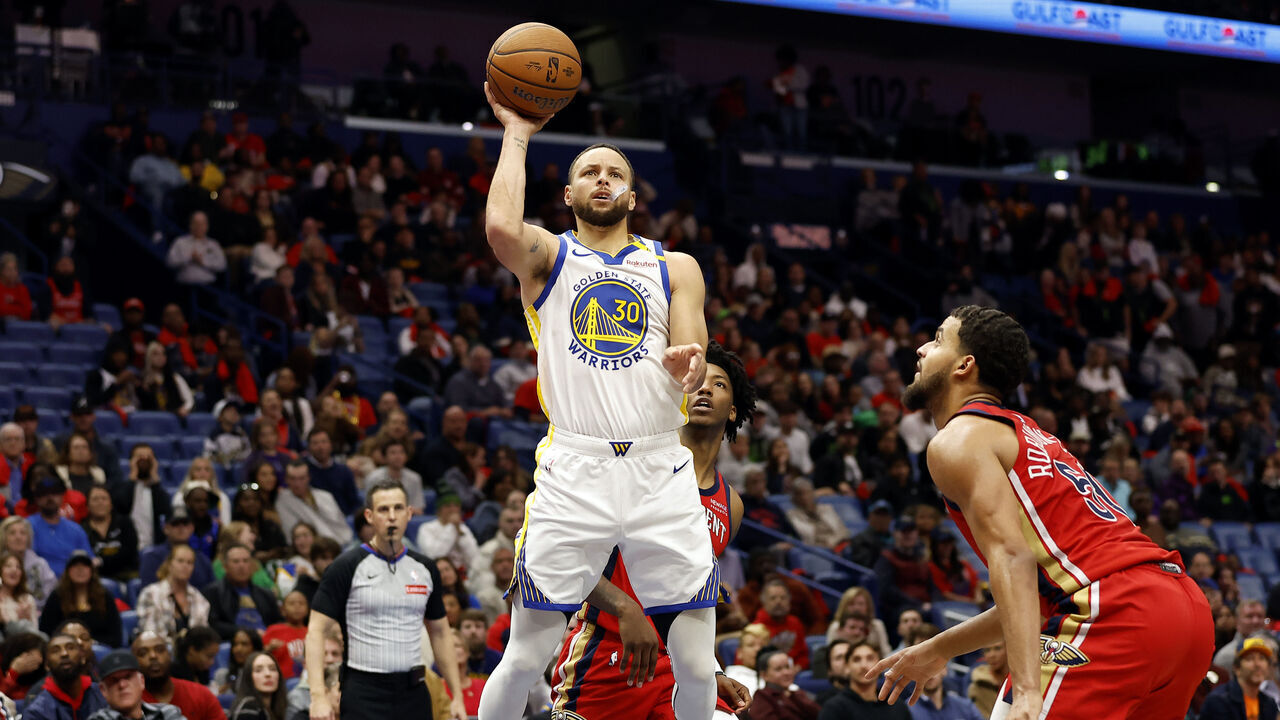 NEW ORLEANS, LOUISIANA - NOVEMBER 22: Stephen Curry #30 of the Golden State Warriors takes a shot in front of New Orleans Pelicans guard Elfrid Payton #22 during the second half of an Emirates NBA Cup game at Smoothie King Center on November 22, 2024 in New Orleans, Louisiana.