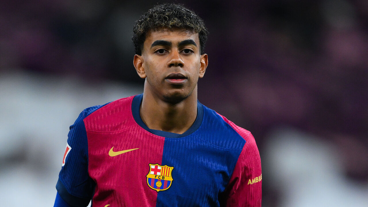 MADRID, SPAIN - OCTOBER 26: Lamine Yamal of FC Barcelona wears a special edition Coldplay match shirt during the LaLiga match between Real Madrid CF and FC Barcelona at Estadio Santiago Bernabeu on October 26, 2024 in Madrid, Spain.