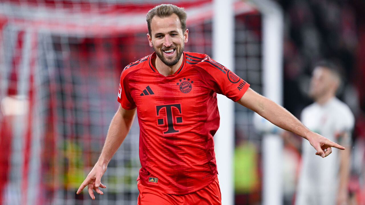 22 November 2024, Bavaria, Munich: Soccer: Bundesliga, Bayern Munich - FC Augsburg, matchday 11 at the Allianz Arena. Harry Kane of Munich celebrates his goal for 3:0. Photo: Sven Hoppe/dpa - IMPORTANT NOTE: In accordance with the regulations of the DFL German Football League and the DFB German Football Association, it is prohibited to utilize or have utilized photographs taken in the stadium and/or of the match in the form of sequential images and/or video-like photo series.