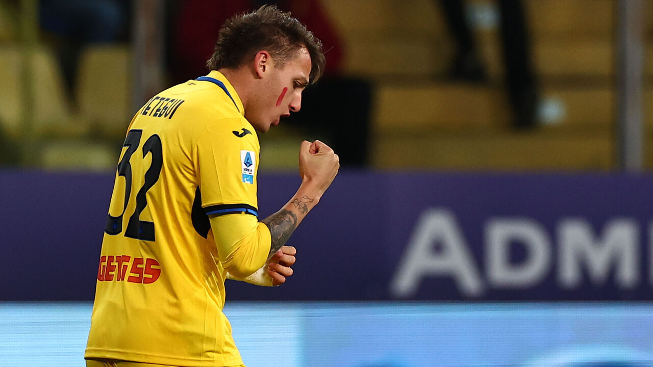 PARMA, ITALY - NOVEMBER 23: Mateo Retegui of Atalanta BC celebrates after scoring his team's first goal during the Serie A match between Parma and Atalanta at Stadio Ennio Tardini on November 23, 2024 in Parma, Italy.