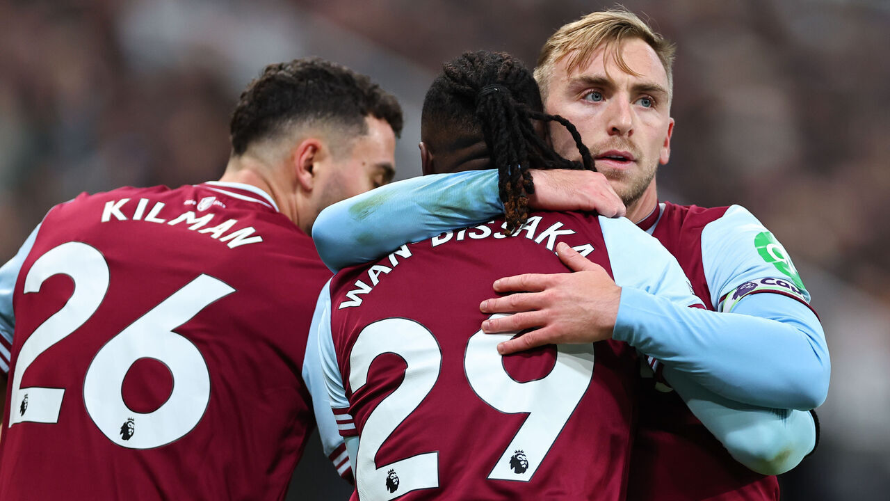 NEWCASTLE UPON TYNE, ENGLAND - NOVEMBER 25: Aaron Wan-Bissaka of West Ham United celebrates after scoring a goal to make it 0-2 during the Premier League match between Newcastle United FC and West Ham United FC at St James' Park on November 25, 2024 in Newcastle upon Tyne, England.