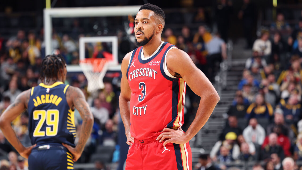 INDIANAPOLIS, IN - NOVEMBER 25: CJ McCollum #3 of the New Orleans Pelicans looks on during the game against the Indiana Pacers on November 25, 2024 at Gainbridge Fieldhouse in Indianapolis, Indiana. Mandatory Copyright Notice: Copyright 2024 NBAE