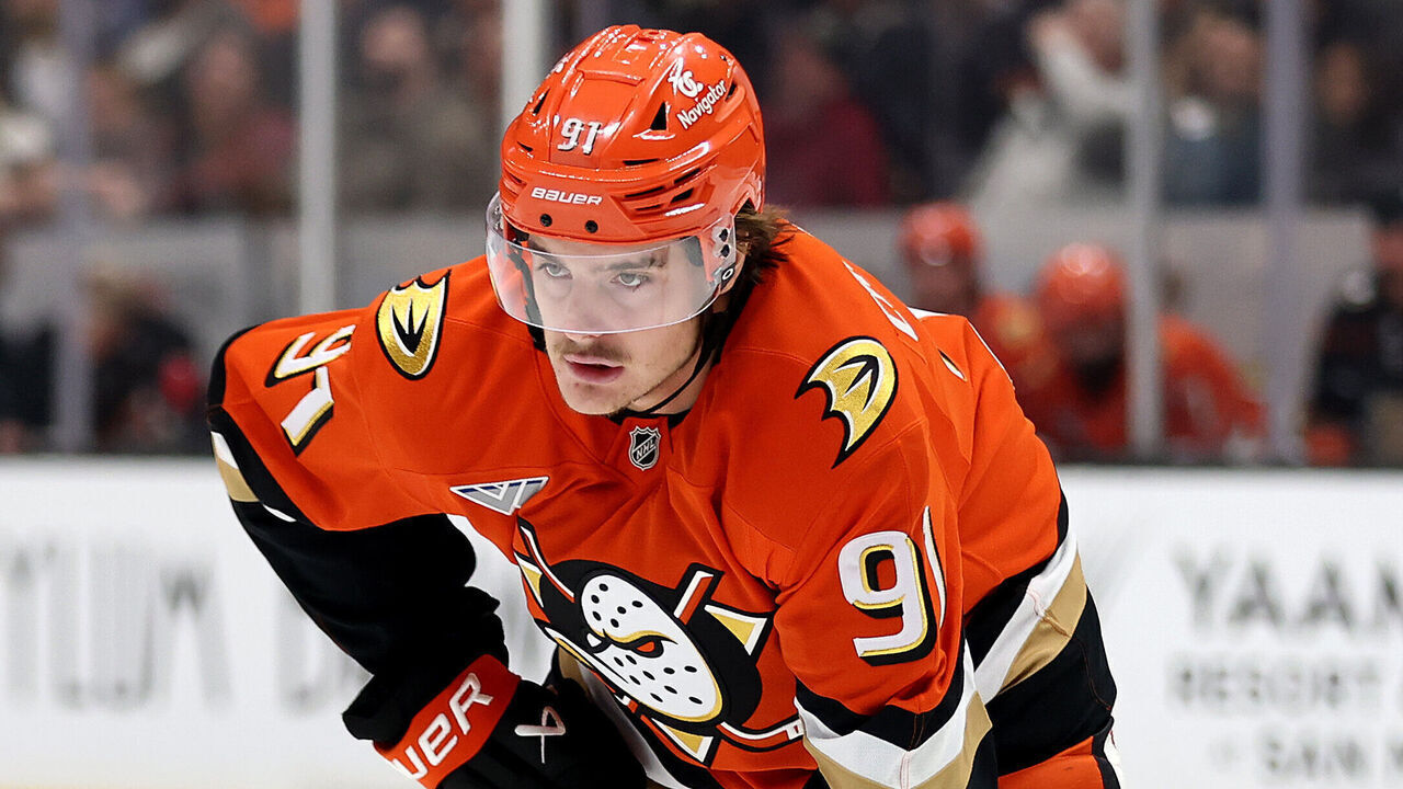 ANAHEIM, CALIFORNIA - NOVEMBER 22: Leo Carlsson #91 of the Anaheim Ducks looks on during the second period of a game against the Buffalo Sabres at Honda Center on November 22, 2024 in Anaheim, California.