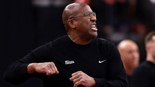 INGLEWOOD, CALIFORNIA - NOVEMBER 22: Head coach Mike Brown of the Sacramento Kings calls out a play against the Los Angeles Clippers during the third quarter in the Emirates NBA Cup at Intuit Dome on November 22, 2024 in Inglewood, California. (Photo by Katelyn Mulcahy/Getty