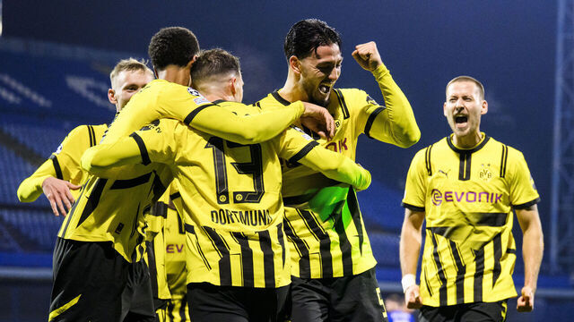 dpatop - 27 November 2024, Croatia, Zagreb: Soccer: Champions League, Dinamo Zagreb - Borussia Dortmund, preliminary round, match day 5, Maksimir stadium. Dortmund's Ramy Bensebaïni (2nd from right) celebrates with his teammates after scoring the 0:2 goal. Photo: Tom Weller/dpa