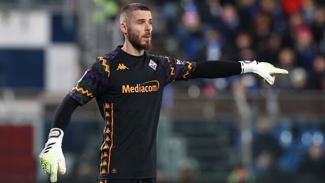 COMO, ITALY - NOVEMBER 24: David de Gea of ACF Fiorentina gestures during the Serie A match between Como 1907 and ACF Fiorentina at Stadio G. Sinigaglia on November 24, 2024 in Como, Italy.